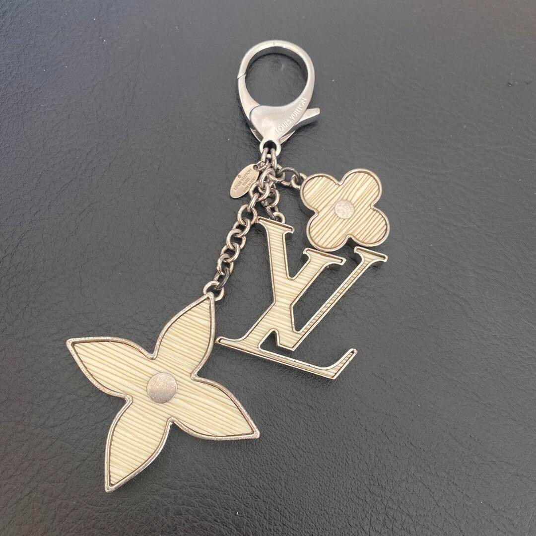 Louis Vuitton M65085 Key Chain holder Bag Charm White Silver Louis Vuitton M65085 Key Chain holder Bag Charm White Silver