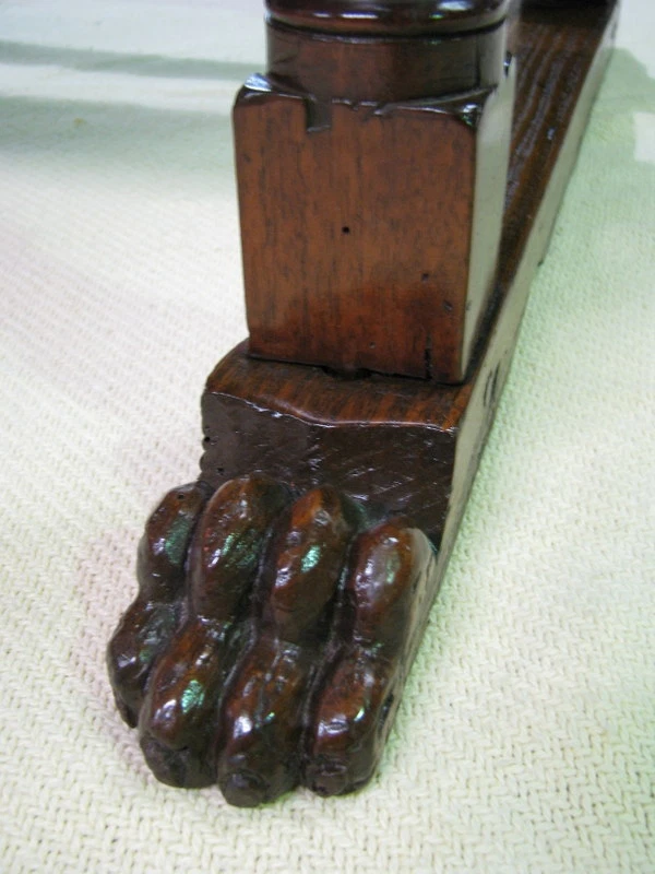 Par de sillones restaurados del trono continental de nogal del siglo XVII con patas de pata Foto 2 de 4