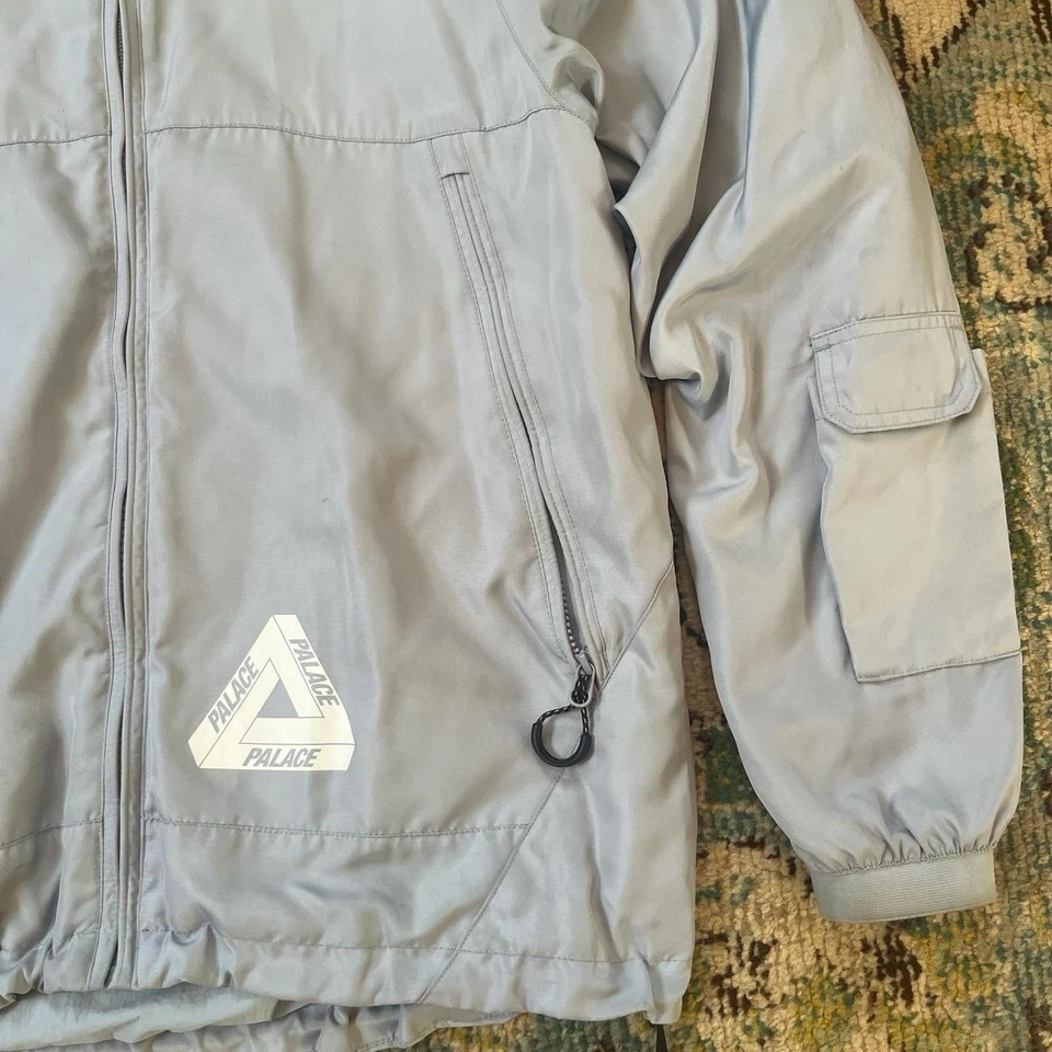 Chaqueta Palística Palace Skateboards Azul Claro Mediana Nylon Ventilaciones Cincha Con Capucha Foto 3 de 4