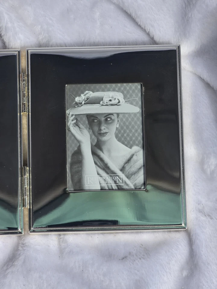 Marco de fotos de herrajes de restauración plateado con bisagras pequeño de 3 pulgadas Foto 3 de 4