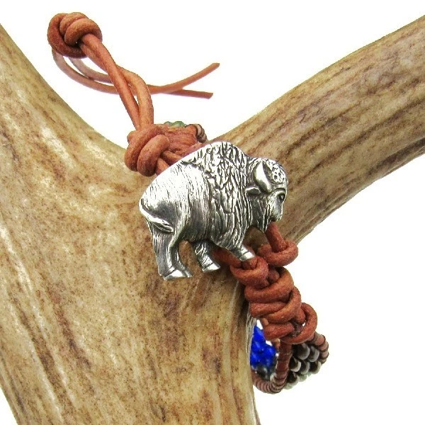 Pulsera envolvente de cuero con cuentas, cierre de botón de búfalo, hecha a mano Foto 2 de 4