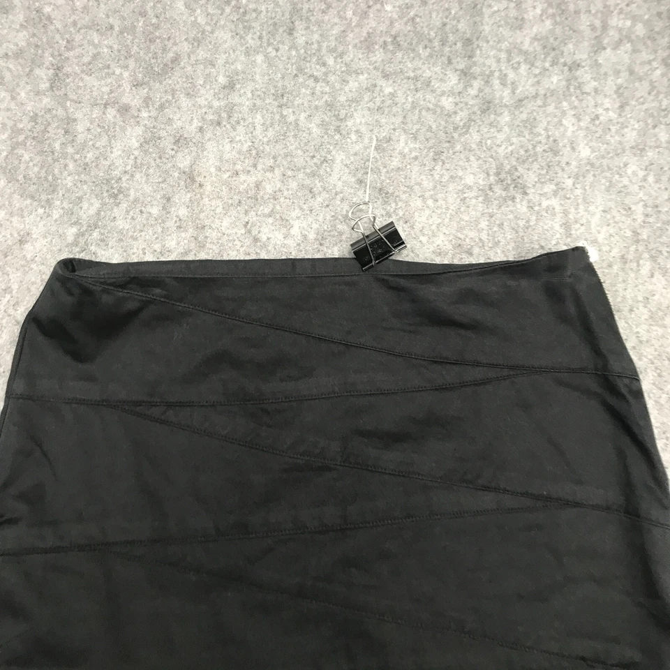 Saia Kenar Feminina Tamanho 2 Preta Piece Mini Comprimento Curto Elástico Zíper Lateral - Imagem 3 de 4