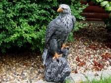 Steinfigur Tierfigur Adler Greifvogel Falke anthrazit weiß patiniert.52x17x17 cm