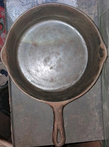 Vintage GRISWOLD Cast Iron SKILLET Frying Pan # 8 SMALL BLOCK LOGO - Ironspoon