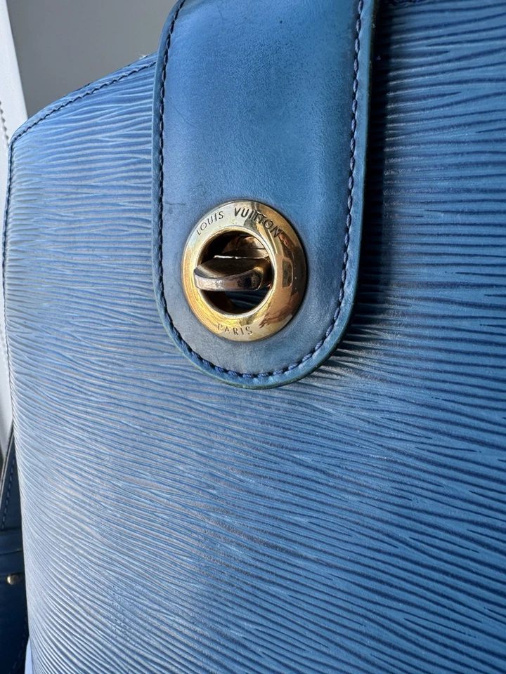 Auténtico bolso de hombro LOUIS VUITTON Epi Cluny azul LV Foto 4 de 4