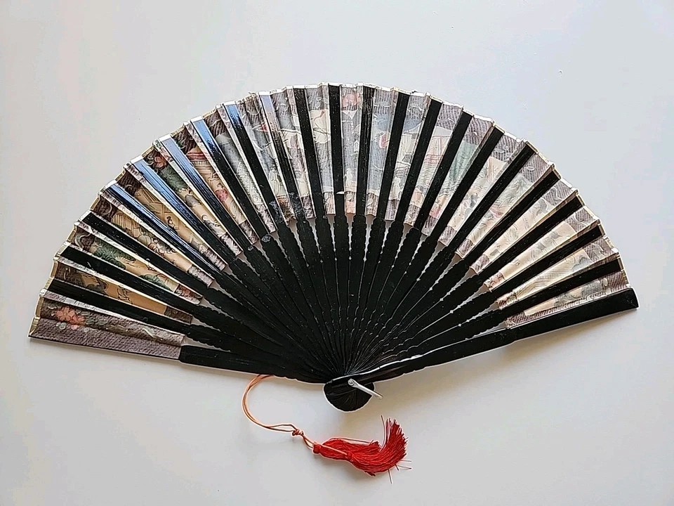 Antiguo abanico de mano japonés plegable enmarcado negro/dorado pintado borlas rojas Foto 2 de 4