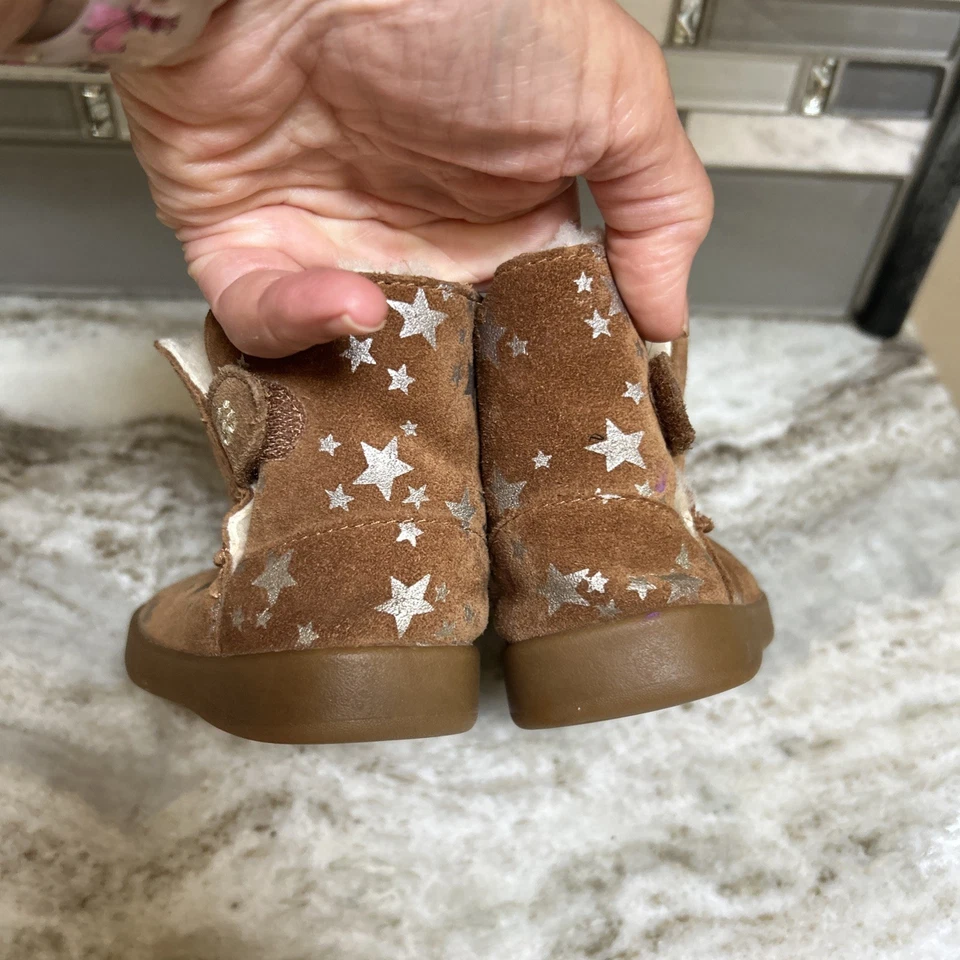 Botines UGG Clásicos Cortos II Estrellas Bebé Talla 4/5 Niño Pequeño Piel de oveja/Suela de Goma Foto 3 de 4