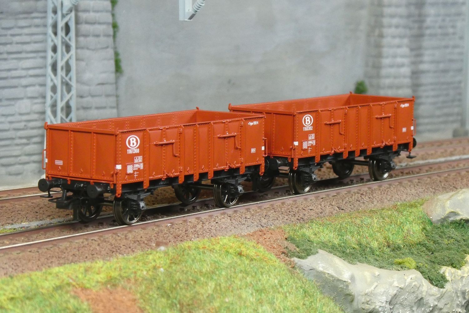 Wagons tombereaux WB923 Ree Modeles en version SNCB ep.II brun