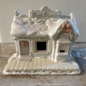 1995 Precious Moments Sugar Town Train Station Christmas Night Light