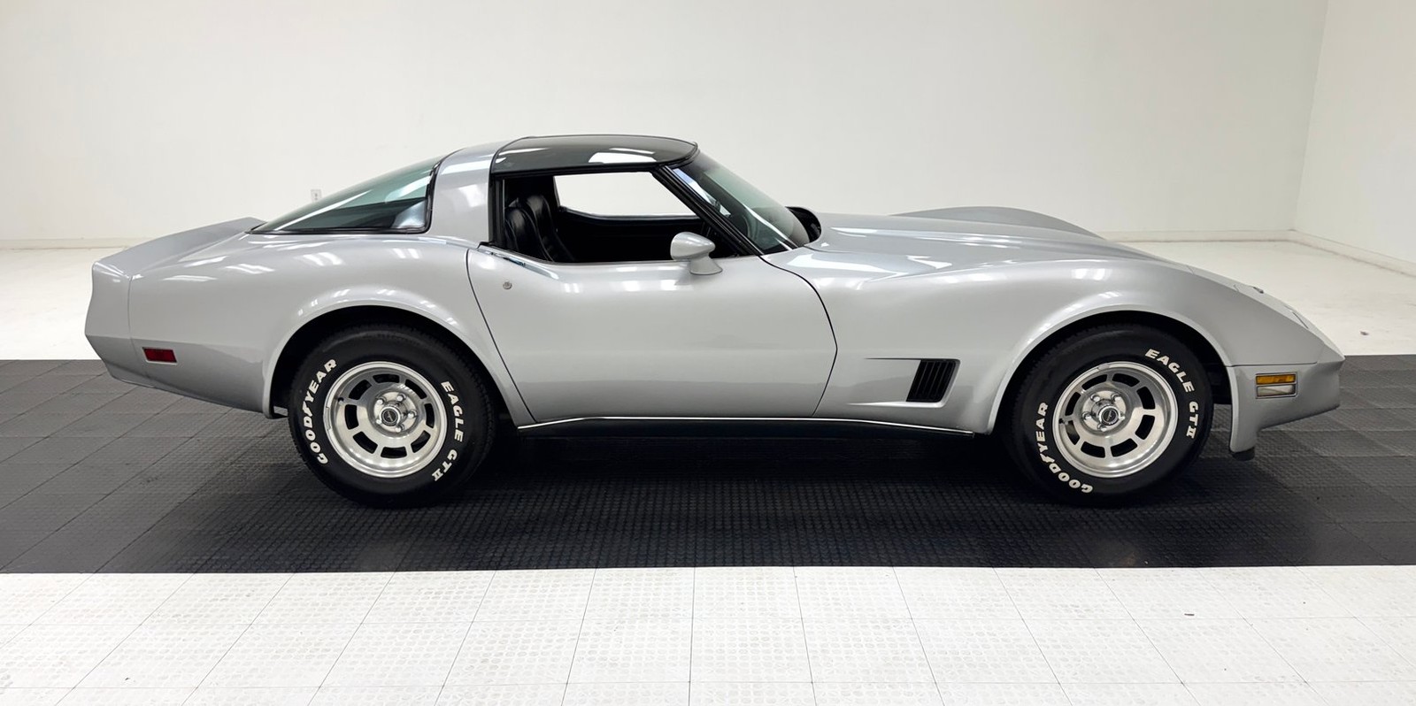 1980 Silver Metallic Chevrolet Corvette   | C3 Corvette Photo 9