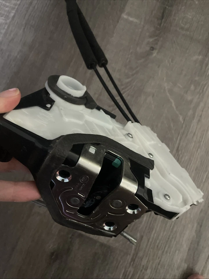 Subaru WRX STI 2019 - Actuador de bloqueo de puerta del lado del conductor delantero izquierdo - OEM/51 Foto 3 de 4