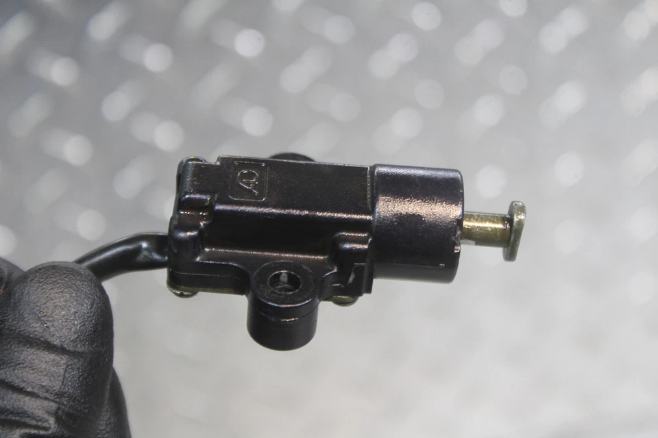 2009 YAMAHA FZ6 KICKSTAND SENSOR /BRAKE SENSOR 5VS-82566-61-00 - Image 4 of 4