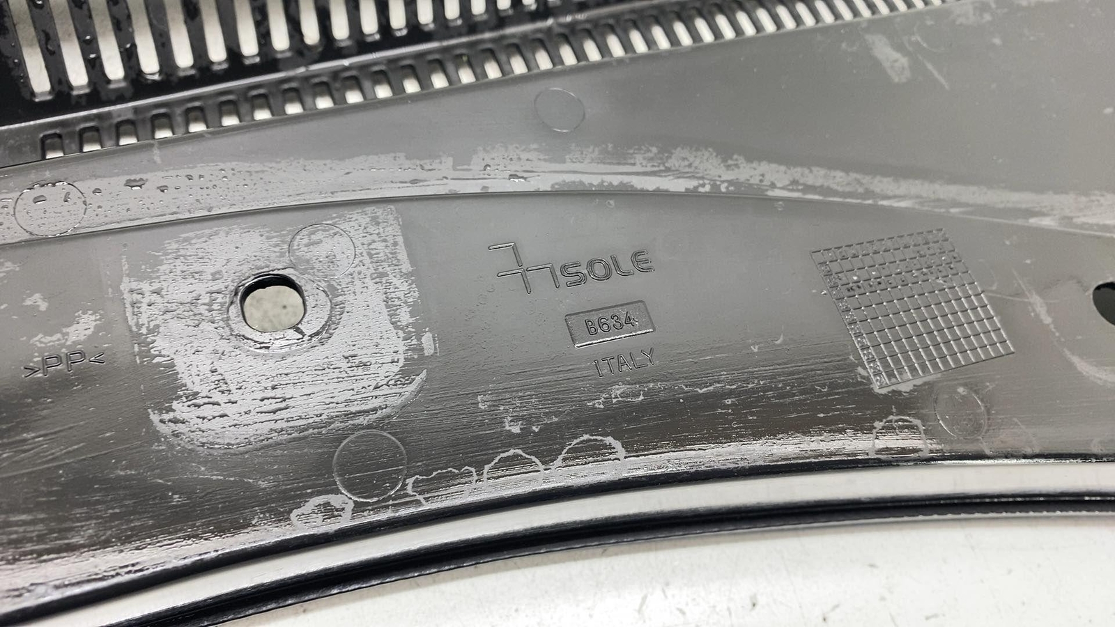 ⭕ 2017-2022 Maserati Levante Front Windshield Cowl Vent Trim Panel 670040250