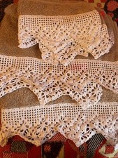 Set asciugamano bagno in cotone con ricamo e merletto all'uncinetto
