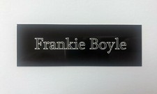 Frankie Boyle - Plaque gravée 105x35mm pour présentoir souvenir comique signé