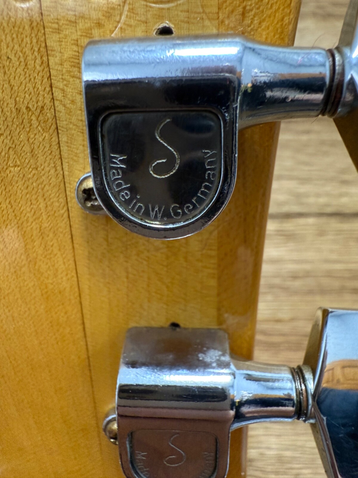 Gibson Les Paul Deluxe Guitar 1977 Natural 9lbs 10oz w/Gen 2 Chainsaw case-Clean