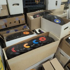 Lot 100 Vinyl Records 45 RPM 7"  for Crafts Decor Lot SCRATCHED - WILL NOT PLAY