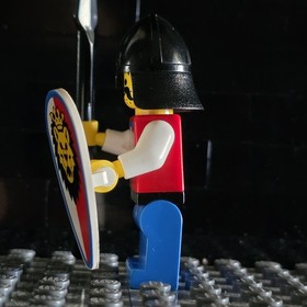 Lego Royal Knights 1843 6097 Dark Gray Neck-Protector Knight 3 Castle Minifigure