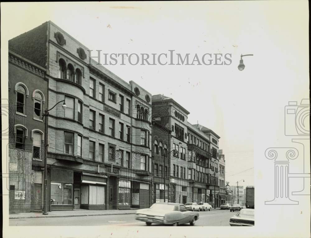 Press Photo Typical street scene in a downtown area - nei14441