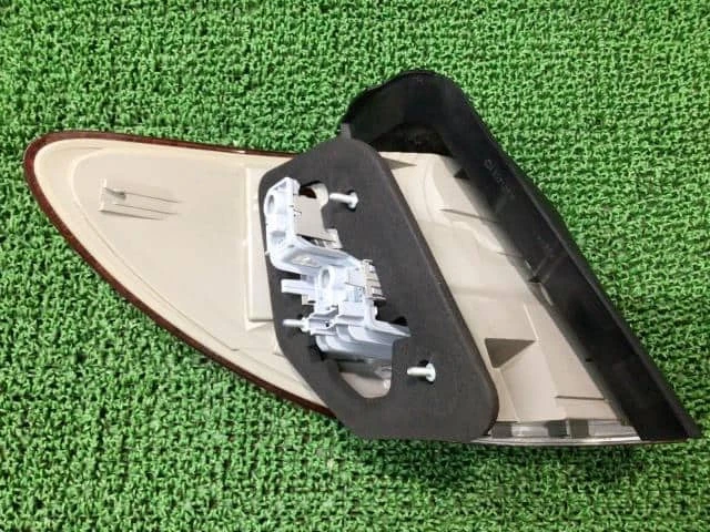 MERCEDES-BENZ Benz b class 2012 DBA-246242 Right Tail Light [Used] [PA105494285] - image 2 of 4