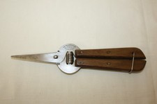 Alte / Franz&ouml;sische " ROSEN - SCHERE " / Mit Holz - Griffen + Verschluss - B&uuml;gel