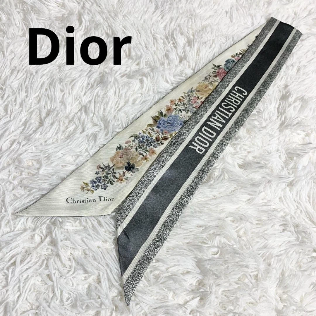 Authentique foulard Christian Dior motif logo fl x 6 cm 100% soie blanc gris