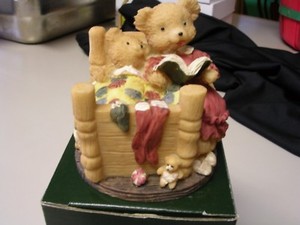 NEW resin bear figurine Mama reading little cub a bedtime story by Dezine
