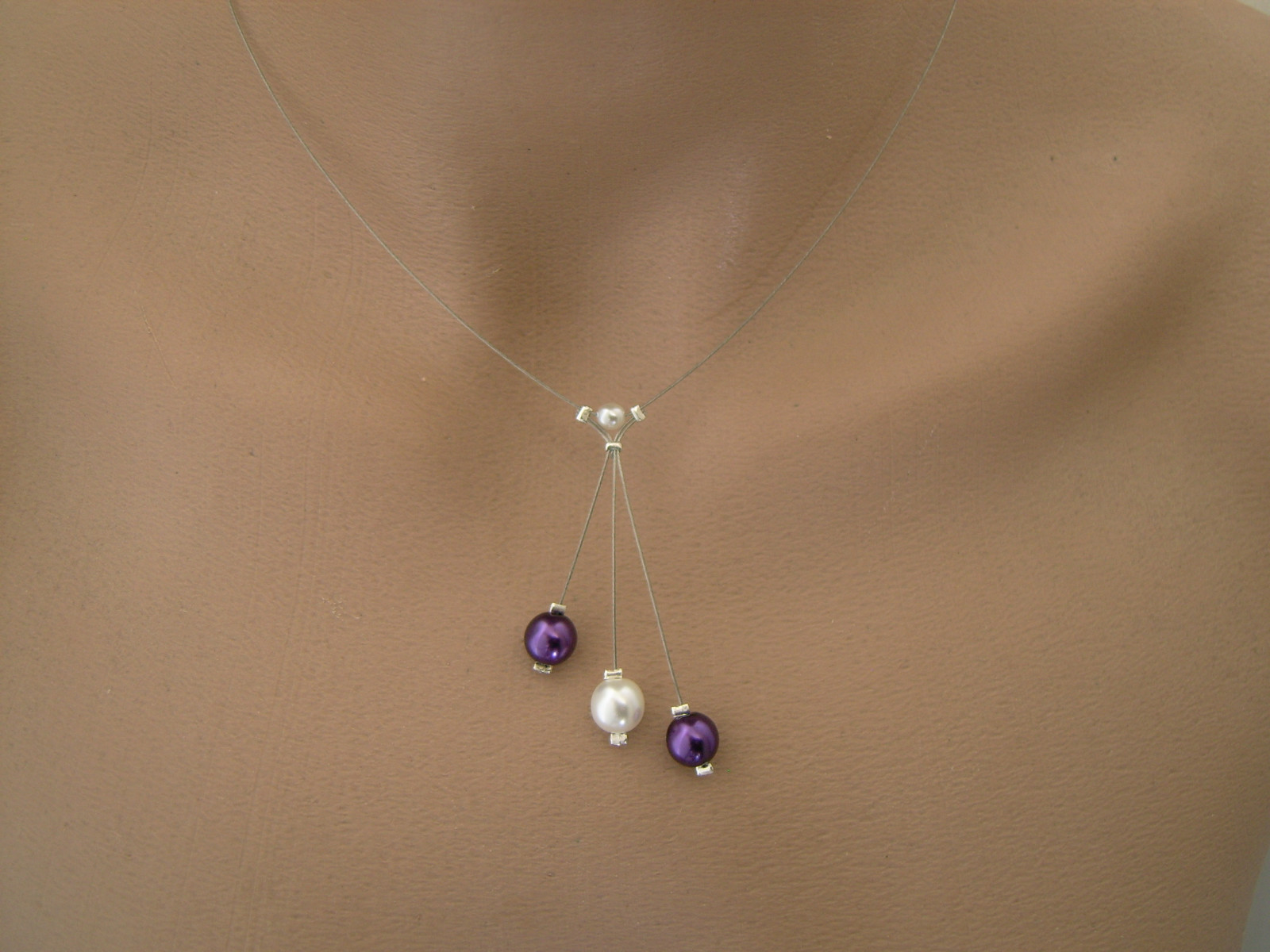 Collier perle écru et violet parfait pour accessoiriser une robe de soirée de mariée