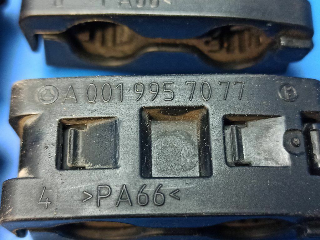 Mercedes-Benz E C20 2010 Set brake / fuel line hose holder 