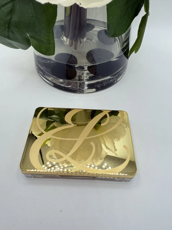 Sombra de ojos intensa instantánea Estee Lauder Pure Color Trio 06 ALEACIÓN ÁMBAR tamaño completo Foto 2 de 3