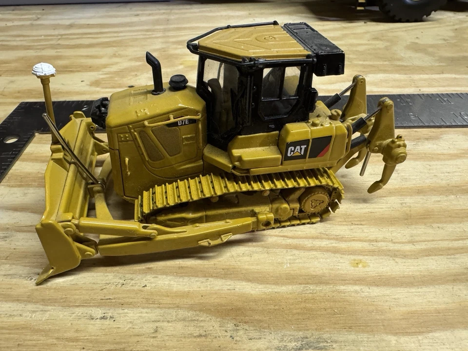 Topadora Norscot 55224 Caterpillar D7E con desgarrador 1/50 diecast sin usar, en caja Foto 2 de 3