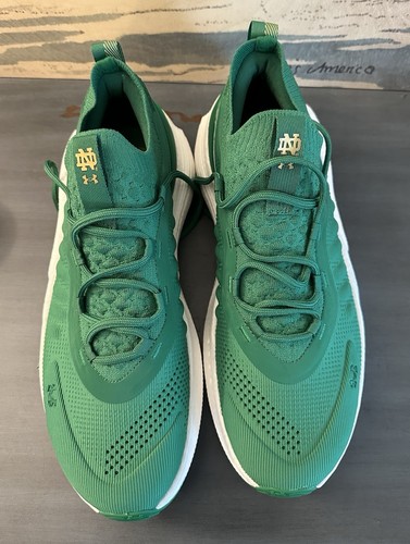 Taglia 11 - Scarpe da combattimento irlandesi Under Armour HOVR Phantom 4 Collegiate Notre Dame - Foto 2 di 6