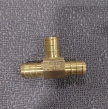 CENTRAL BOILER #1338 1/2" Brass tee for joining Central PEX pipe ends together.