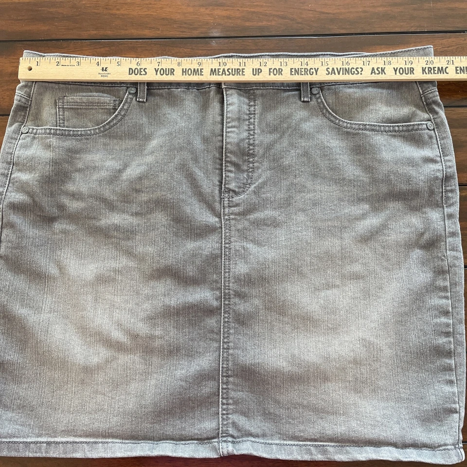 Falda vaquera tallada con volantes gris talla 18 recta Foto 2 de 4