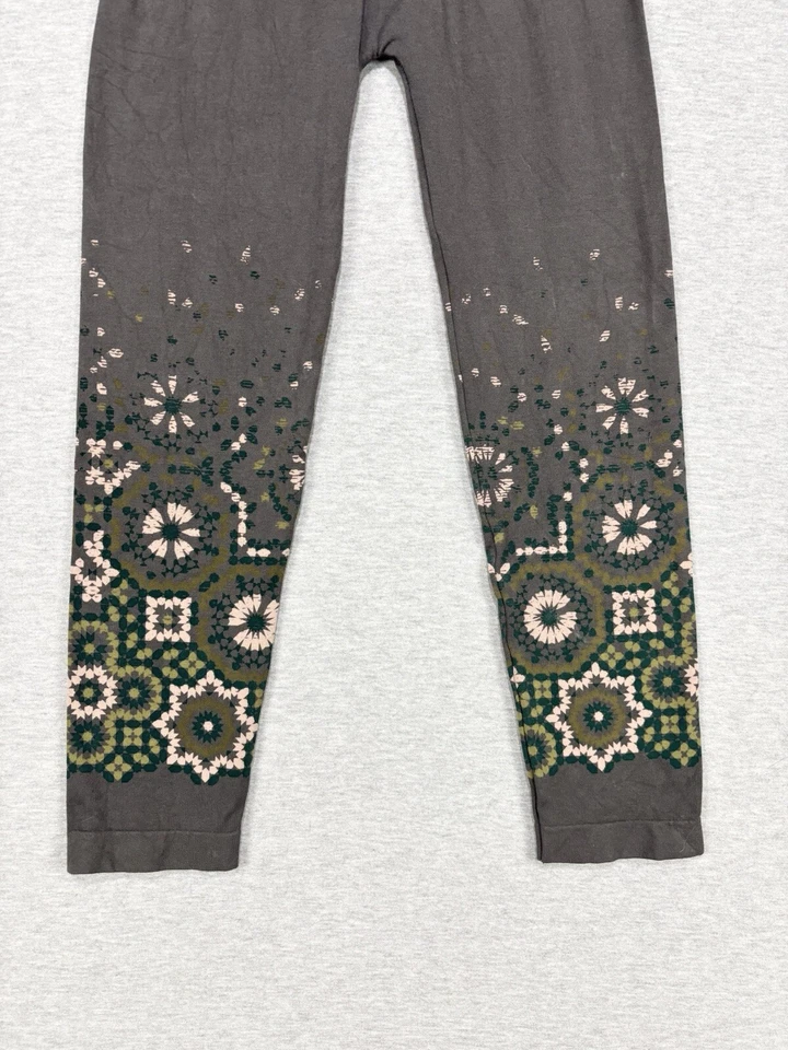 Leggings capri M. Rena Tummy Tuck talla única estampado floral abstracto gris rosa Foto 3 de 4