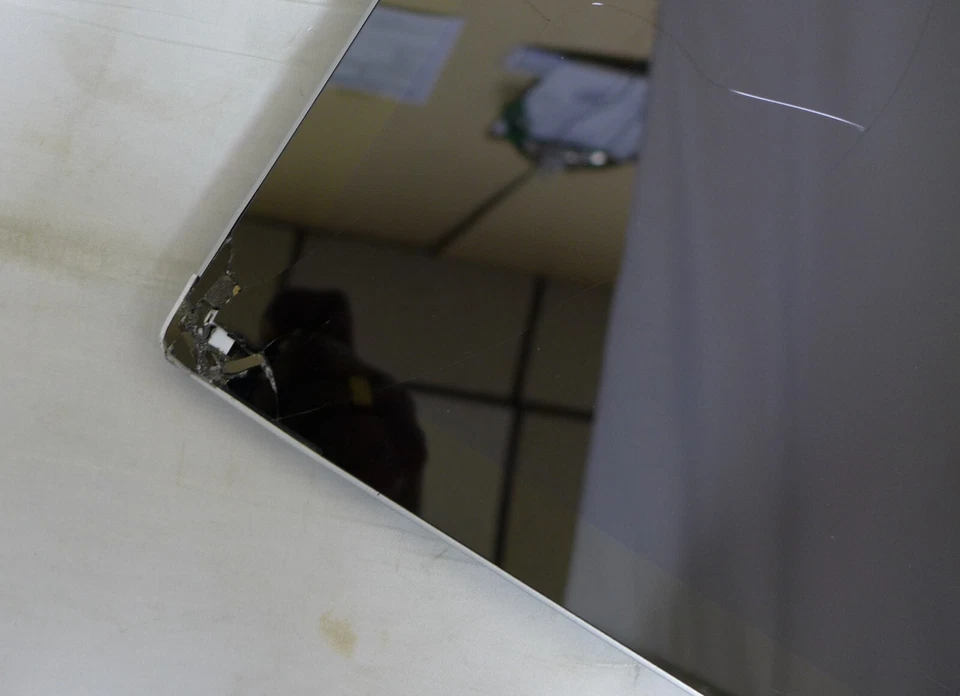 Microsoft Surface pro 3, 13", i5, 8GB, 256GB- Touch doesn't work, Broken Display - Image 4 of 4