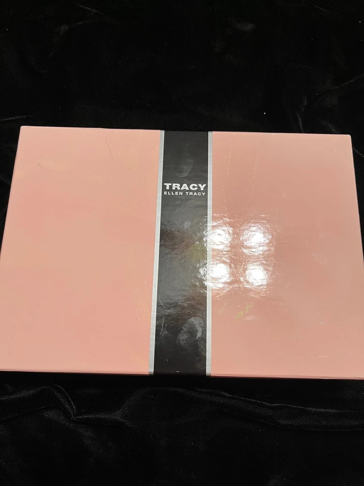 ELLEN TRACY GIFT SET. 2.5OZ SPRAY PERFUME +3.4OZ BODY LOTION +3.4 OZ  SHOWER GEl - Image 3 of 4