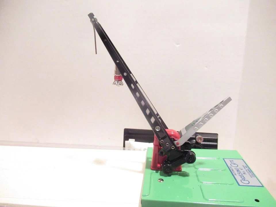 MTH TRAINS 30-1080 - #47 HOJALATA PUERTA CRUCE TREN ACCESORIO BXD- 0/027-SH Foto 3 de 4