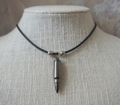COLLAR CON COLGANTE DE BALA GUN METAL CORDON CAUCHO S10