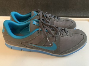 nike swoosh tennis shoes