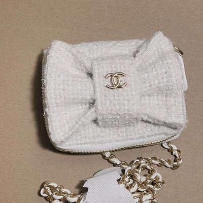 CHANEL Beaute VIP Gift Snow White Bow Chain Crossbody Card Pouch