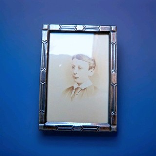 ANTIQUE MINIATURE PEWTER PHOTO FRAME FREE STANDING GLAZED PORTRAIT OR LANDSCAPE