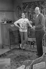 Photo:Mary Tyler Moore 1963 TV set interior rehearsal photo
