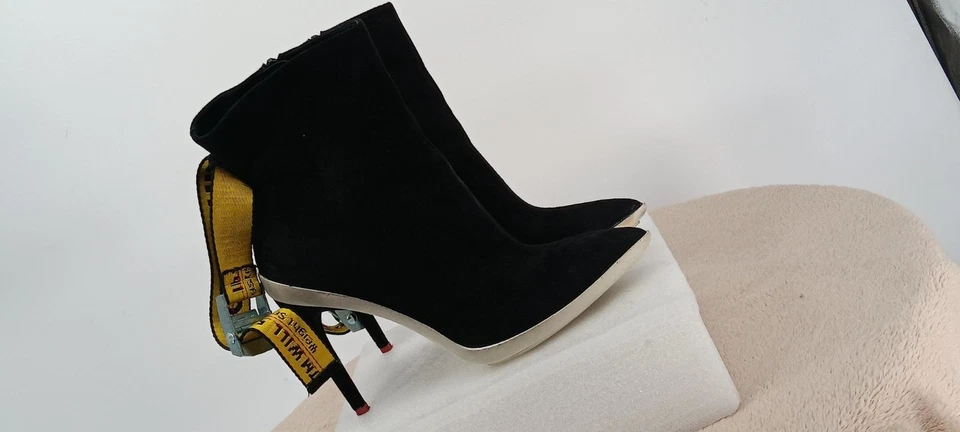 Botines de gamuza negros Off-White™ con correa amarilla - Talla 37 | Usados Foto 2 de 4