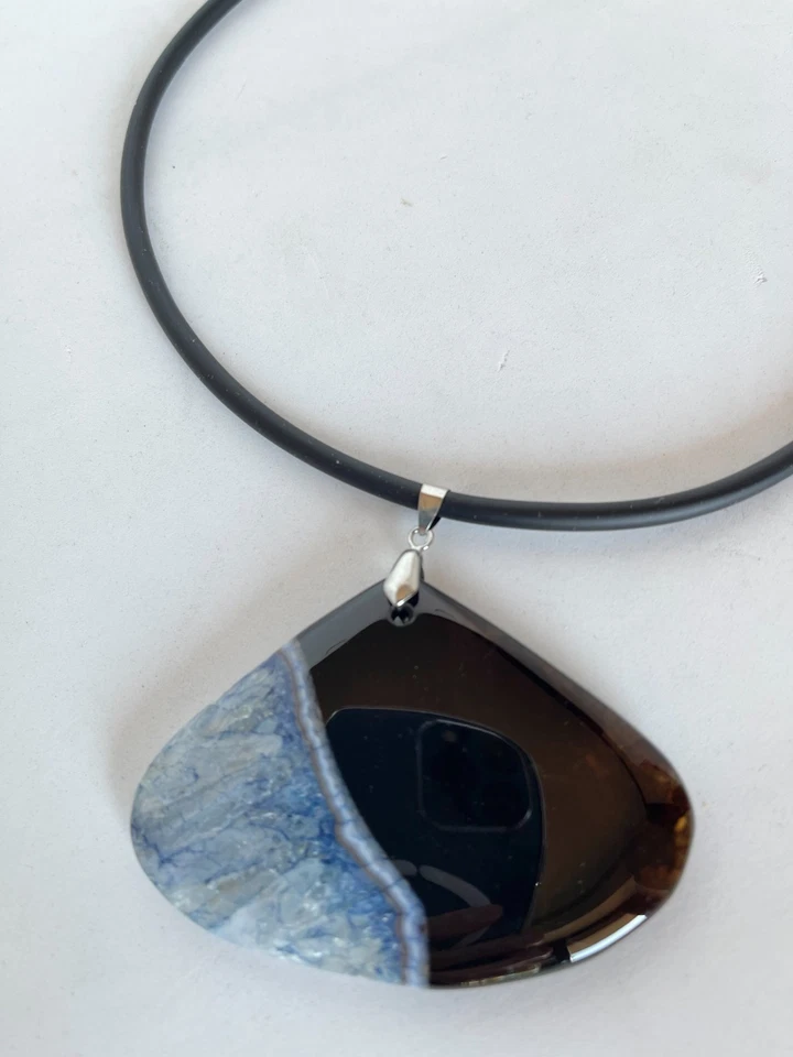 Girocollo con ciondolo su supporto di caucciù. - Immagine 2 di 4