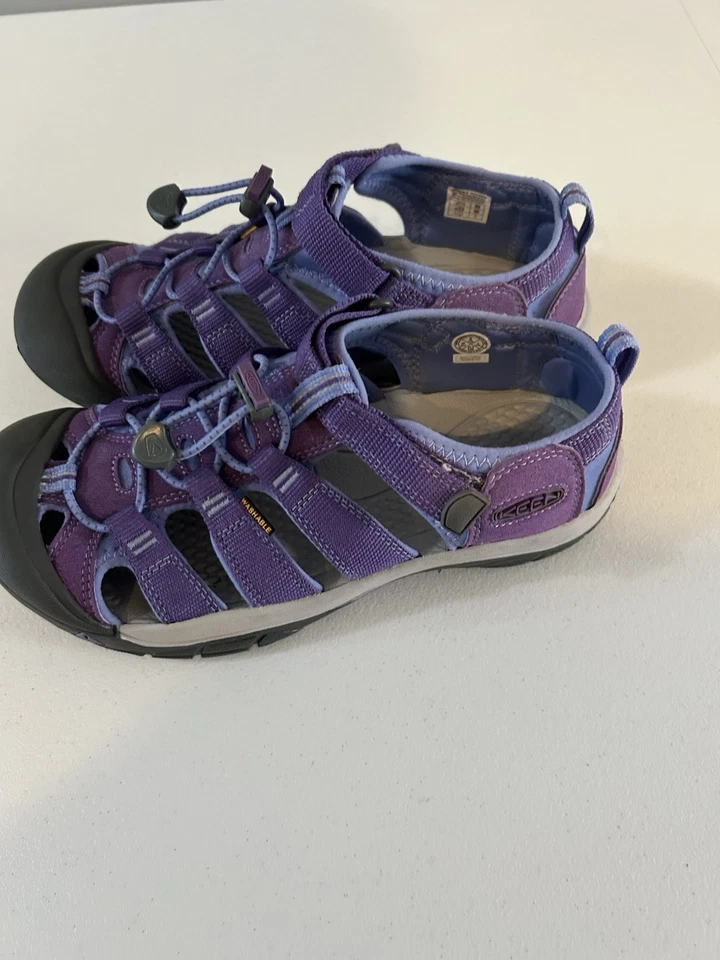 Sandalias impermeables Keen con correa púrpura talla 6 para niñas Foto 2 de 4