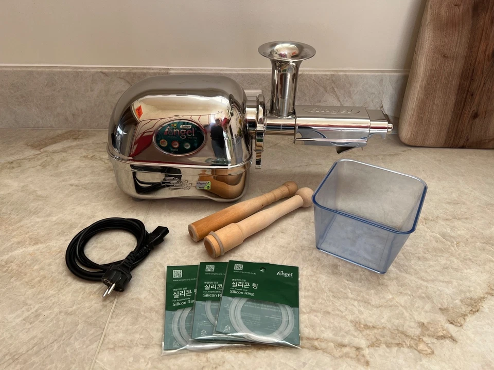 Angel Juicer 7500 (juicer) with large accessory pack