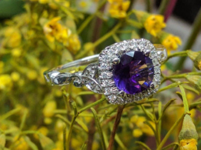 Amethyst Halo Diamant Floral Vine Ring in 14k Weißgold