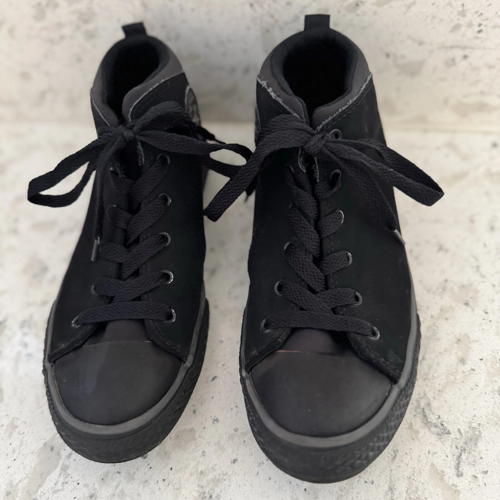 Sneakers alte Converse All Star tutte nere da esposizione taglia 5M