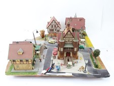 Spur H0 Diorama Landschaft Gebäude Stadtteil Markt PKW's Figuren Bahnübergang